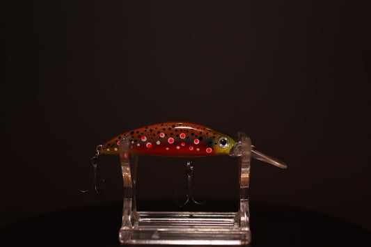Vobler handmade Evo Fishing model Indigenul de Foc pe stand de prezentare, imitație ultra-realistă a păstrăvului indigen la bătaie, ediție limitată 2026